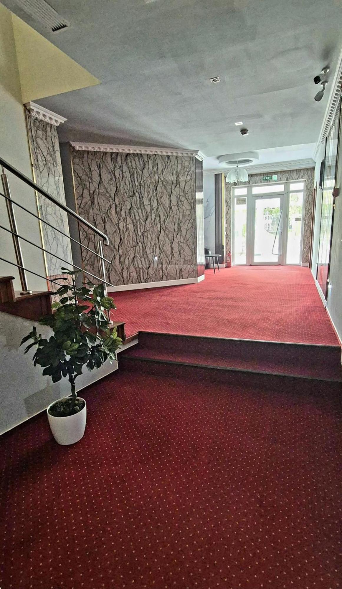 Hostel Orhideea ブザウ エクステリア 写真